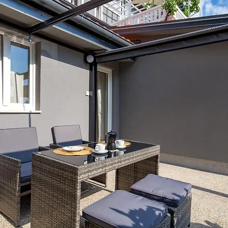 Clara Apartman Lovran
