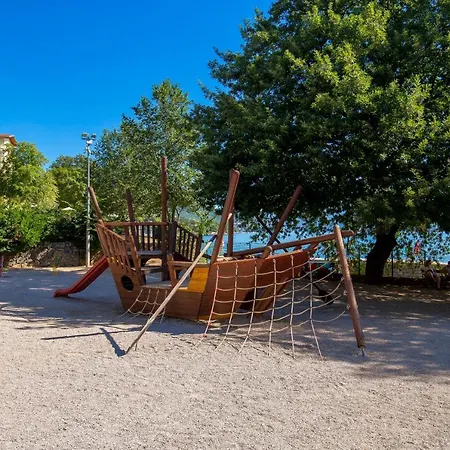 Clara Apartman Lovran